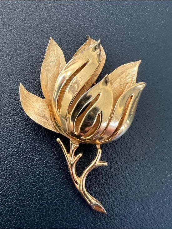 Trifari Jewelry - Crown Trifari Gold Tone Flower Brooch